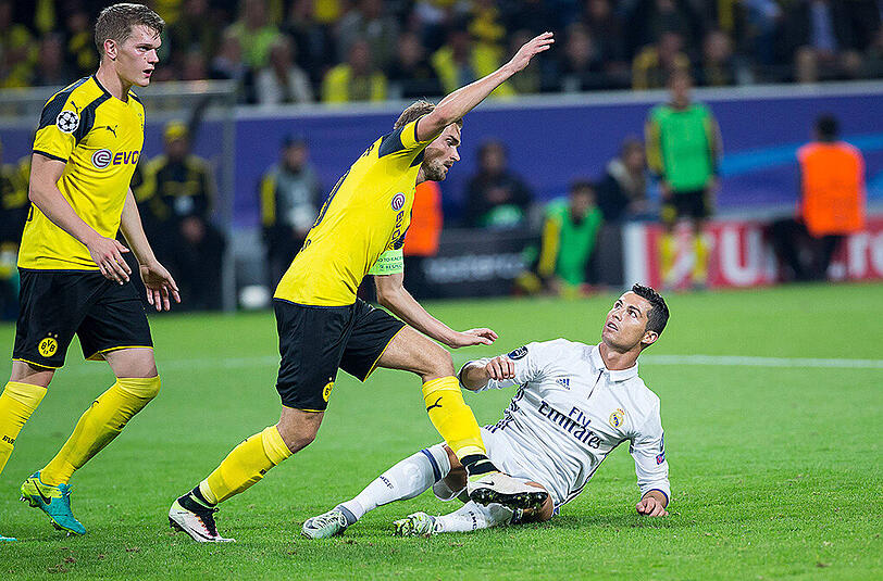 Cristiano Ronaldos Einsteigen vor dem Nachtreten: Marcel Schmelzer lief dann unbedeindruckt weiter. Links Matthias Ginter.