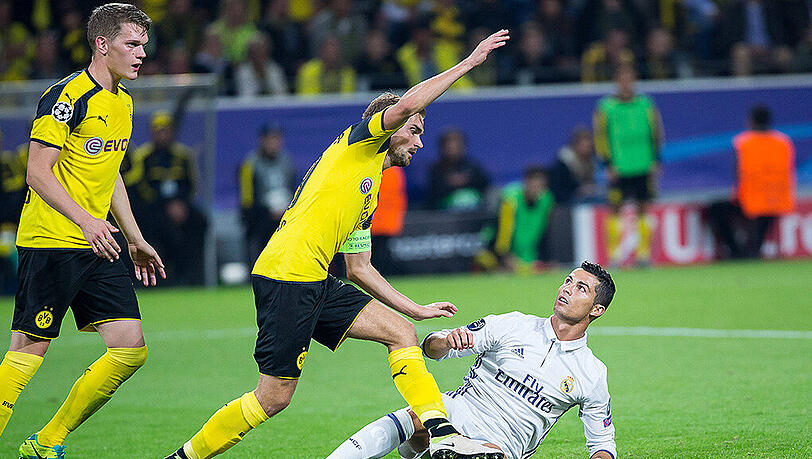 Cristiano Ronaldos Einsteigen vor dem Nachtreten: Marcel Schmelzer lief dann unbedeindruckt weiter. Links Matthias Ginter. Cristiano Ronaldos Einsteigen vor dem Nachtreten: Marcel Schmelzer lief dann unbedeindruckt weiter. Links Matthias Ginter.