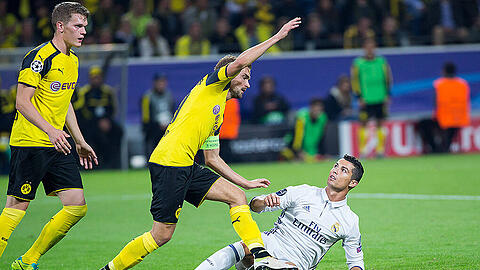 Cristiano Ronaldos Einsteigen vor dem Nachtreten: Marcel Schmelzer lief dann unbedeindruckt weiter. Links Matthias Ginter.
