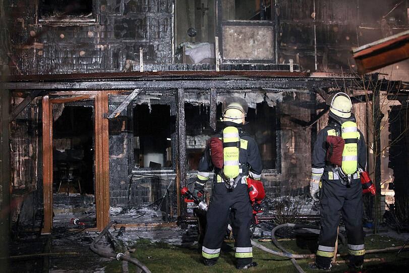 Löscharbeiten am Samstag (24.03.2012) beim Brand zweier Reihenhäuser in Nürnberg - Reichelsdorf.