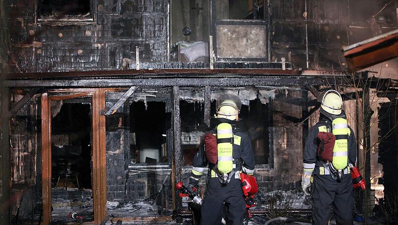 Löscharbeiten am Samstag (24.03.2012) beim Brand zweier Reihenhäuser in Nürnberg - Reichelsdorf. Löscharbeiten am Samstag (24.03.2012) beim Brand zweier Reihenhäuser in Nürnberg - Reichelsdorf.
