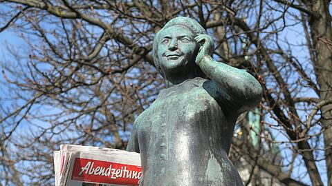 Was Liesl Karlstadt liest? Die AZ natürlich. Als das Münchner Original 1960 starb, gab's die Zeitung bereits seit zwölf Jahren.