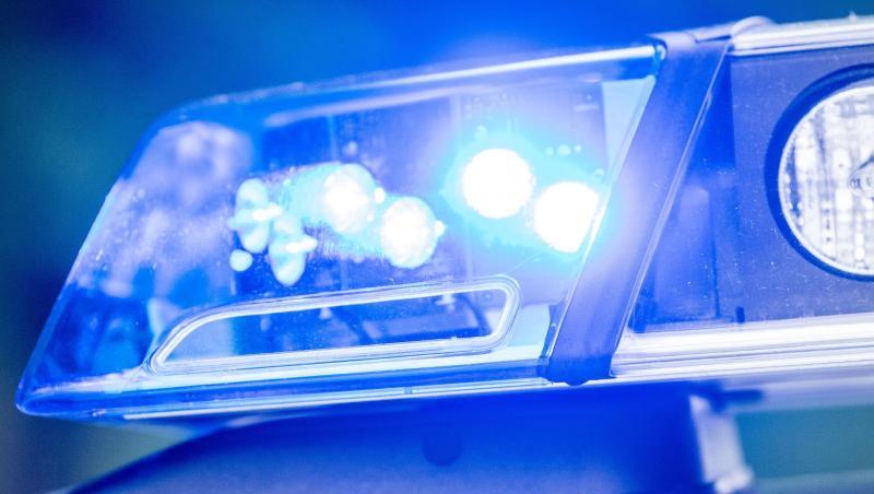 Ein Blaulicht leuchtet an einer Polizeistreife. Foto: Lino Mirgeler/dpa/Symbolbild Ein Blaulicht leuchtet an einer Polizeistreife. Foto: Lino Mirgeler/dpa/Symbolbild
