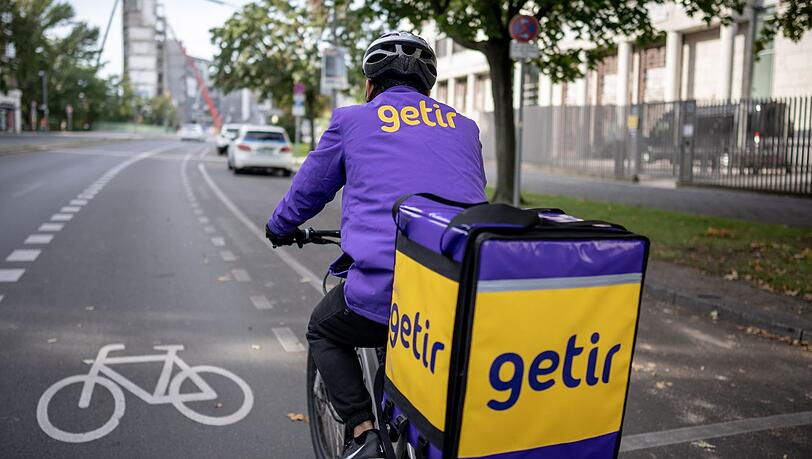 Ein Lieferfahrer des türkischen Lieferdienstes Getir fährt mit seinem Fahrrad durch Berlin.