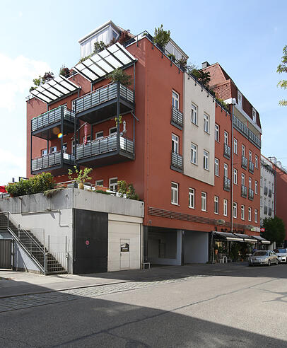 Große Balkons, eine große Dachterrasse - und ein Blumenladen. Große Balkons, eine große Dachterrasse - und ein Blumenladen.