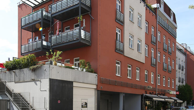 Große Balkons, eine große Dachterrasse - und ein Blumenladen. Große Balkons, eine große Dachterrasse - und ein Blumenladen.