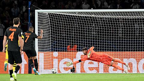 Kylian Mbappé erzielt per Elfmeter den Treffer zum 1:0 für von Paris Saint-Germain.
