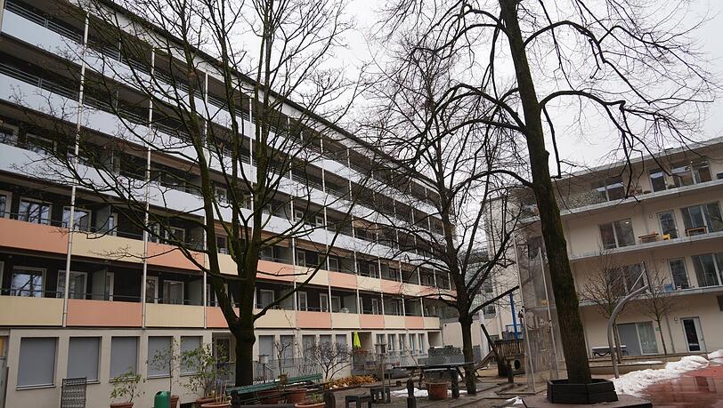 Der Anbau aus den 1960er Jahren (das Pflegeheim) leert sich jetzt Stück für Stück. Rechts daneben steht das neue Kinderhaus, das weiterläuft. Der Anbau aus den 1960er Jahren (das Pflegeheim) leert sich jetzt Stück für Stück. Rechts daneben steht das neue Kinderhaus, das weiterläuft.