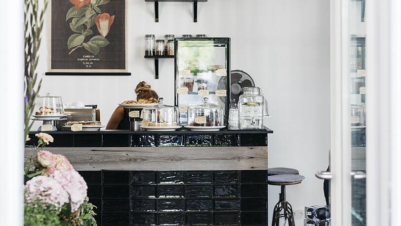 Blumensträuße, Kuchenduft und Geschenke: Das Two in One ist Blumenladen und ein stilvolles Café. Es gibt auch eine schöne Terrasse. Blumensträuße, Kuchenduft und Geschenke: Das Two in One ist Blumenladen und ein stilvolles Café. Es gibt auch eine schöne Terrasse.