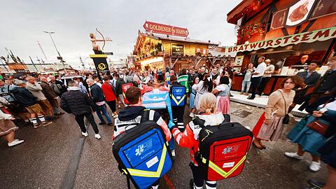 Der ein oder andere Wiesn-Besucher wird die Helfergruppen der Aicher Ambulanz kennen. Schließlich machen die sich durch Pfeifen und Rufen ordentlich bemerkbar.