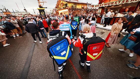 Der ein oder andere Wiesn-Besucher wird die Helfergruppen der Aicher Ambulanz kennen. Schließlich machen die sich durch Pfeifen und Rufen ordentlich bemerkbar.