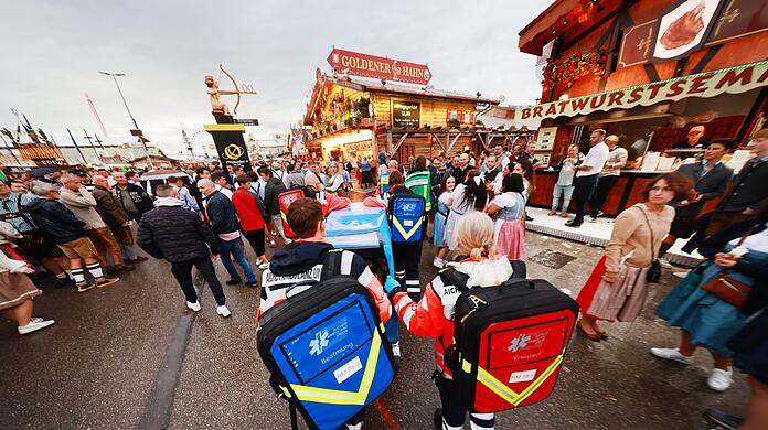 Der ein oder andere Wiesn-Besucher wird die Helfergruppen der Aicher Ambulanz kennen. Schließlich machen die sich durch Pfeifen und Rufen ordentlich bemerkbar.