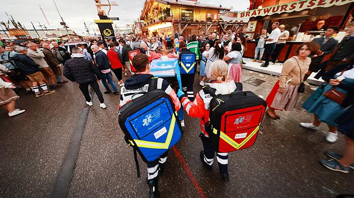 Der ein oder andere Wiesn-Besucher wird die Helfergruppen der Aicher Ambulanz kennen. Schließlich machen die sich durch Pfeifen und Rufen ordentlich bemerkbar.