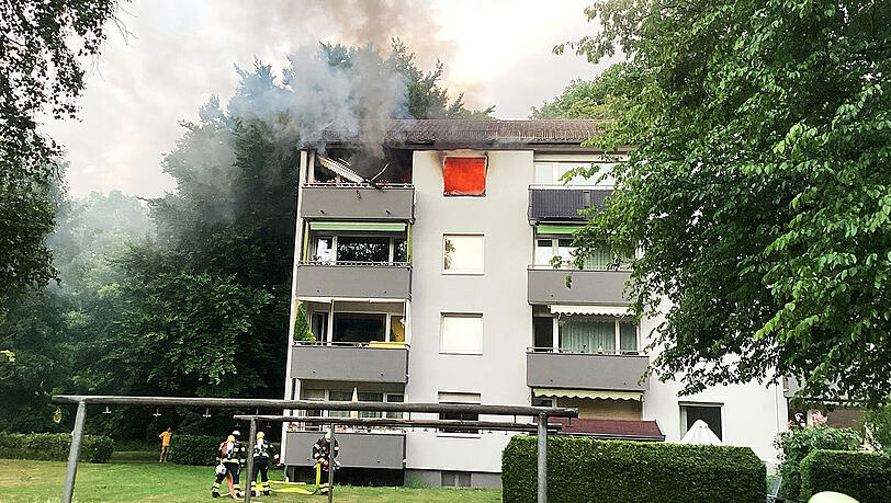 Die Feuerwehr konnte ein Übergreifen der Flammen auf den Dachstuhl verhindern.