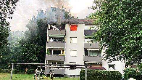 Die Feuerwehr konnte ein Übergreifen der Flammen auf den Dachstuhl verhindern.