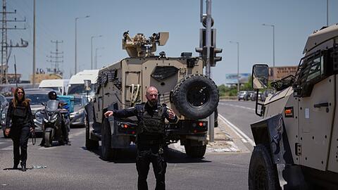 Einsatzkr&auml;fte der Polizei am Ort eines Anschlags in Israel.