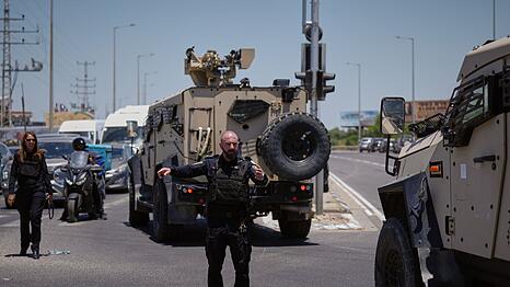 Einsatzkr&auml;fte der Polizei am Ort eines Anschlags in Israel.