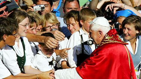 Der Papst sch&uuml;ttelte bei seinem Bayern-Besuch viele, viele H&auml;nde. (Archivbild)