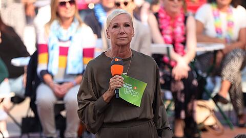 Andrea Kiewel k&auml;mpfte sich am Sonntag mit einer Erk&auml;ltung durch den "ZDF-Fernsehgarten".