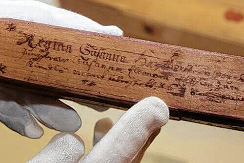 Auf dem Boden der Dose sind mit schwarzer Tinte das Wort &bdquo;Kindles-Marck&ldquo; und die Jahreszahl 1628 geschrieben.