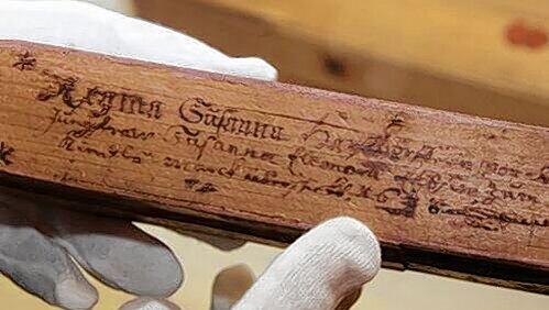 Auf dem Boden der Dose sind mit schwarzer Tinte das Wort „Kindles-Marck“ und die Jahreszahl 1628 geschrieben. Auf dem Boden der Dose sind mit schwarzer Tinte das Wort „Kindles-Marck“ und die Jahreszahl 1628 geschrieben.