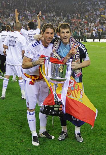 Wenige Stunden nach dem 1:0-Finalsieg von Real
Madrid über den FC Barcelona ist der spanische Fußball-Pokal bei den
Jubelfeiern in Madrid zerbrochen. Durch eine Unachtsamkeit von
Sergio Ramos fiel die Trophäe am frühen Donnerstagmorgen bei der
Fahrt durch die Straßen der Hauptstadt vom Dach des
Mannschaftbusses. Die Bilder vom Spektakel.