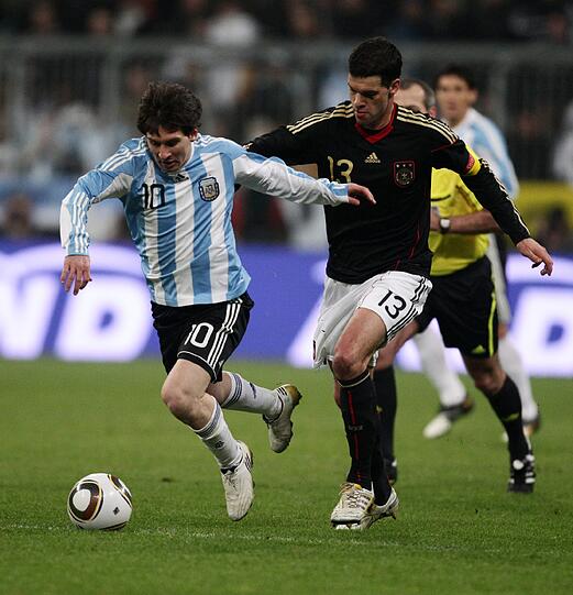 98. Länderspiel: Beim 0:1 in München gegen Argentinien führt Ballack die
DFB-Auswahl in seinem 98. Länderspiel zum 55. Mal als Kapitän an.
Nach einem Foul von Kevin-Prince Boateng im englischen Pokalfinale
verpasst er wegen einer schweren Fußverletzung die WM in Südafrika.
Der Abschied auf Raten des &bdquo;Capitanos&ldquo; hat begonnen.