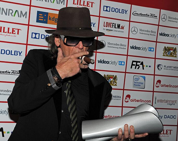 Udo Lindenberg freut sich standesgemäß mit dicker Zigarre gleich über zwei "Video Champions".