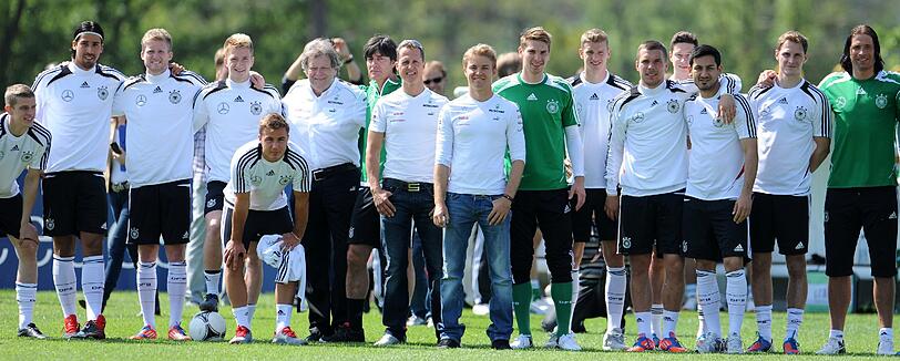 Das Mercedes-Formel-1-Team um Michael Schumacher und Nico Rosberg war im EM-Trainingslager der Nationalmannschaft im französischen Tourettes zu Gast. Lukas Podolski machte dabei eine Spritztour mit dem Rekord-Weltmeister in der neuen A-Klasse des Automobil-Herstellers - sehen Sie hier die besten Bilder.