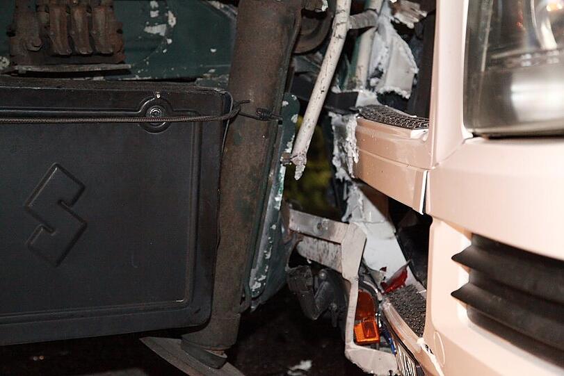 Crash auf dem Autobahnparkplatz an der A8: Ein Sattelzug rammt einen parkenden LWK - der Fahrer muss von der Feuerwehr gerettet werden.