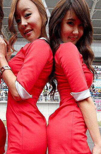 Mit diesem bedeutsamen Blick bringen die Grid-Girls selbst den hitzeresistentesten Formel-1-Piloten aus der Fassung.