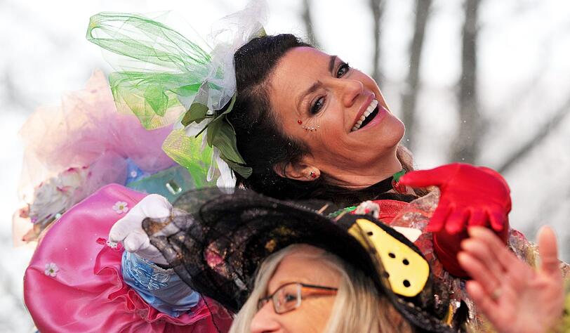 Christine Neubauer beim Tanz der Marktweiber am Viktualienmarkt.