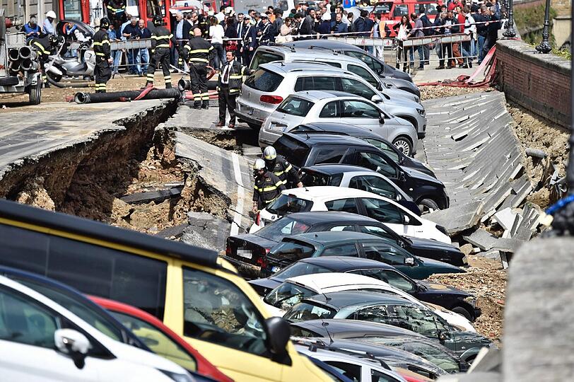 Vom Erdboden verschluckt: Mindestens 20 Autos sackten gemeinsam mit der Straße in den Untergrund.