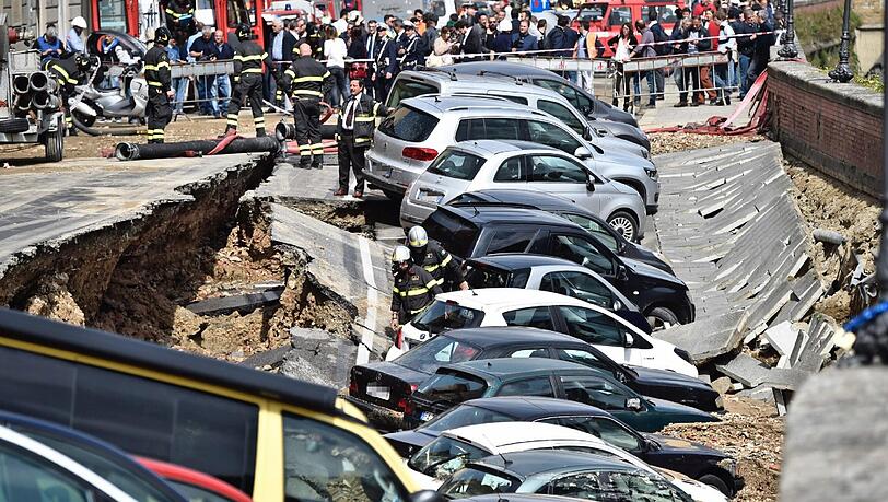 Vom Erdboden verschluckt: Mindestens 20 Autos sackten gemeinsam mit der Straße in den Untergrund. Vom Erdboden verschluckt: Mindestens 20 Autos sackten gemeinsam mit der Straße in den Untergrund.