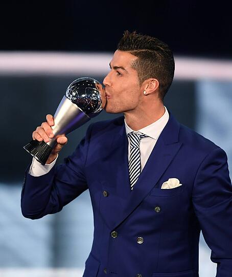 "Welche Ehre", sagte Weltfußballer Ronaldo mit stockender Stimme. "Ich bin sprachlos. 2016 war das beste Jahr meiner Karriere. Es gab Zweifel, schwierige Momente, aber es hat sich gezeigt, dass wir weiter gut spielen. Ich hatte keine Zweifel, dass wir viel gewinnen können." Die neue Trophäe gehe direkt in sein Museum in Madeira, kündigte er an.