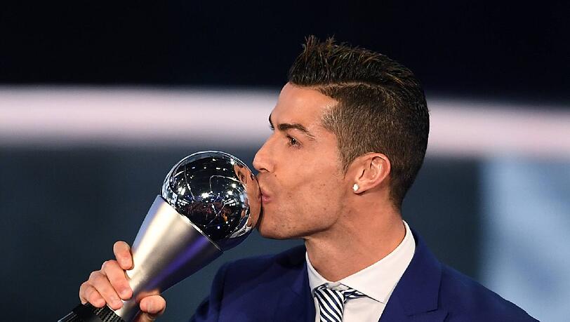 "Welche Ehre", sagte Weltfußballer Ronaldo mit stockender Stimme. "Ich bin sprachlos. 2016 war das beste Jahr meiner Karriere. Es gab Zweifel, schwierige Momente, aber es hat sich gezeigt, dass wir weiter gut spielen. Ich hatte keine Zweifel, dass wir viel gewinnen können." Die neue Trophäe gehe direkt in sein Museum in Madeira, kündigte er an. "Welche Ehre", sagte Weltfußballer Ronaldo mit stockender Stimme. "Ich bin sprachlos. 2016 war das beste Jahr meiner Karriere. Es gab Zweifel, schwierige Momente, aber es hat sich gezeigt, dass wir weiter gut spielen. Ich hatte keine Zweifel, dass wir viel gewinnen können." Die neue Trophäe gehe direkt in sein Museum in Madeira, kündigte er an.