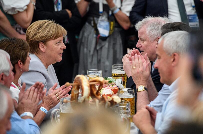 Bei Bier und Brezn ins Gespräch vertieft: Bundeskanzlerin Angela Merkel und der bayerische Ministerpräsident Horst Seehofer.