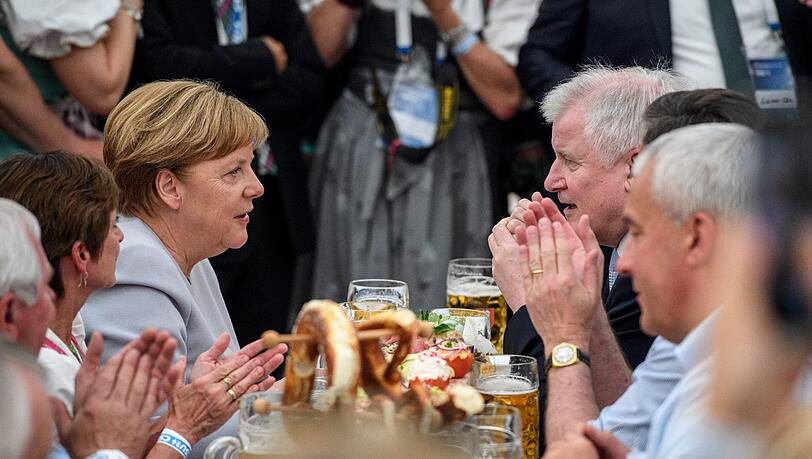 Bei Bier und Brezn ins Gespräch vertieft: Bundeskanzlerin Angela Merkel und der bayerische Ministerpräsident Horst Seehofer. Bei Bier und Brezn ins Gespräch vertieft: Bundeskanzlerin Angela Merkel und der bayerische Ministerpräsident Horst Seehofer.