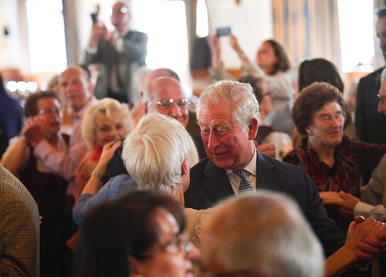 Charles und Camilla besuchten das Hofbräuhaus. Natürlich wurde angestoßen und Charles tanzte sogar.