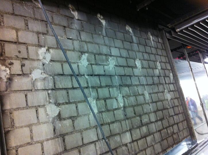 ... entlang der Wand...