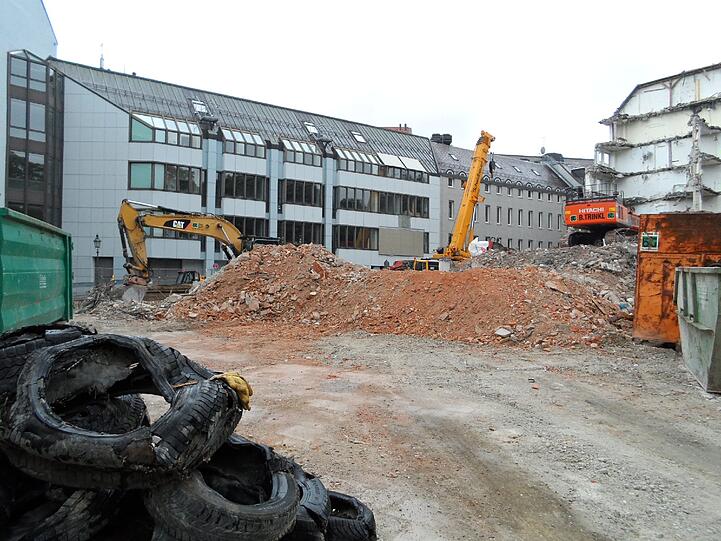 Der Abbruch des Hauses Maximiliansplatz 13 ist schon weit fortgeschritten. Nur ein Detail in luftiger Höhe macht klar, dass hier früher eine Bank untergebracht war.
