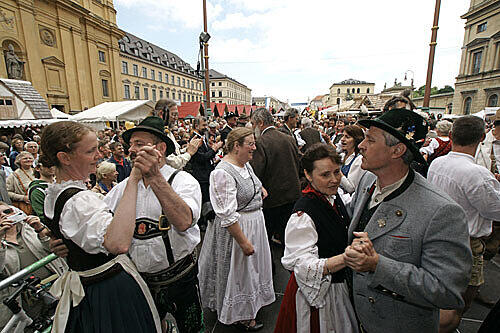 Internationale Volkstänze kann man jeden Mittwoch beim Tanzkurs im ASZ erlernen.