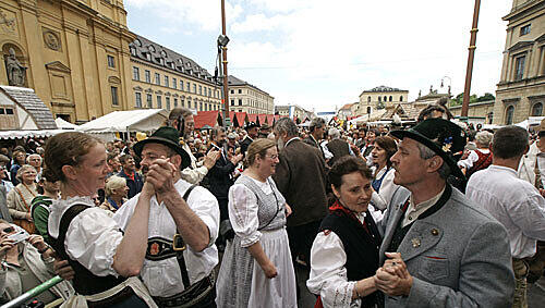 Internationale Volkstänze kann man jeden Mittwoch beim Tanzkurs im ASZ erlernen. Internationale Volkstänze kann man jeden Mittwoch beim Tanzkurs im ASZ erlernen.