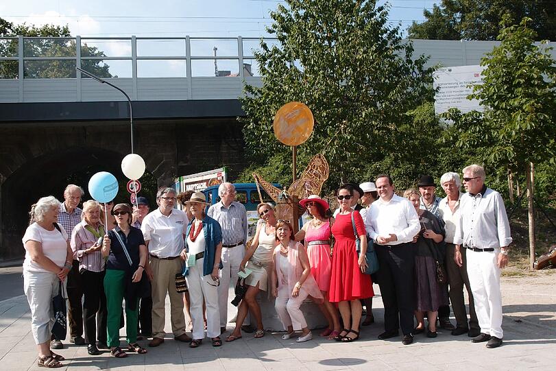 Auch wenn das Thema ein ernstes ist, bei der Enthüllung der Skulptur wurde gefeiert. Auch Vertreter der Bürgerinitiative &bdquo;Mehr Platz zum Leben&ldquo;, des &bdquo;Kunst Forum HMP&ldquo; und der BA-Vorsitzende Clemens Baumgärtner waren gekommen.