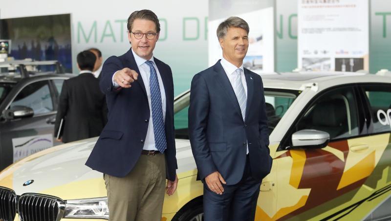 Bundesverkehrsminister Andreas Scheuer (l.), hier mit Harald Krüger, Vorstandsvorsitzender der BMW AG. Foto: Wolfgang Kumm/Archiv Bundesverkehrsminister Andreas Scheuer (l.), hier mit Harald Krüger, Vorstandsvorsitzender der BMW AG. Foto: Wolfgang Kumm/Archiv