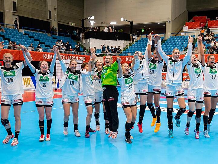 Die deutschen Handballerinnen feiern den Sieg gegen Dänemark.