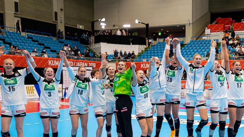 Die deutschen Handballerinnen feiern den Sieg gegen Dänemark. Die deutschen Handballerinnen feiern den Sieg gegen Dänemark.
