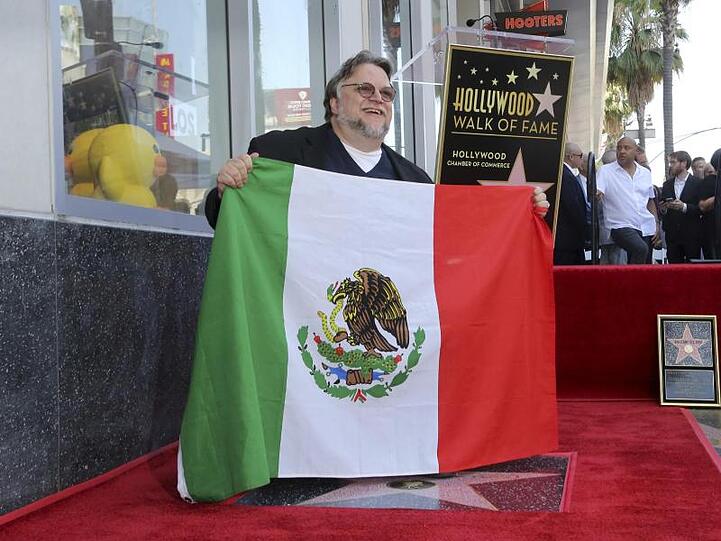 Guillermo del Toro mit der mexikanischen Flagge vor seinem Stern am Hollywood Walk of Fame.