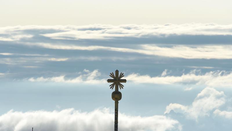 Vom Turm der Wetterstation der Zugspitze ist das Gipfelkreuz von Deutschlands höchstem Berg zu sehen. Foto: Felix Hörhager/Archivbild Vom Turm der Wetterstation der Zugspitze ist das Gipfelkreuz von Deutschlands höchstem Berg zu sehen. Foto: Felix Hörhager/Archivbild