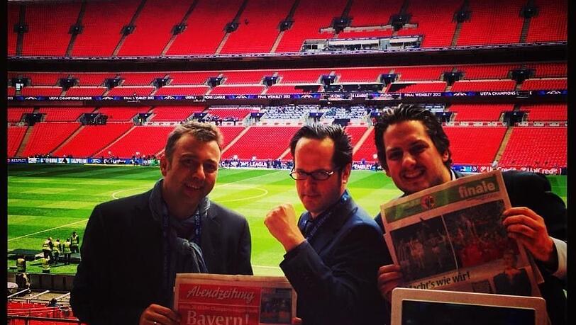 Die AZ vor Ort in London mit der Sieger-Ausgabe: Die Reporter Gunnar Jans, Patrick Strasser und Florian Bogner (v.l.). Die AZ vor Ort in London mit der Sieger-Ausgabe: Die Reporter Gunnar Jans, Patrick Strasser und Florian Bogner (v.l.).